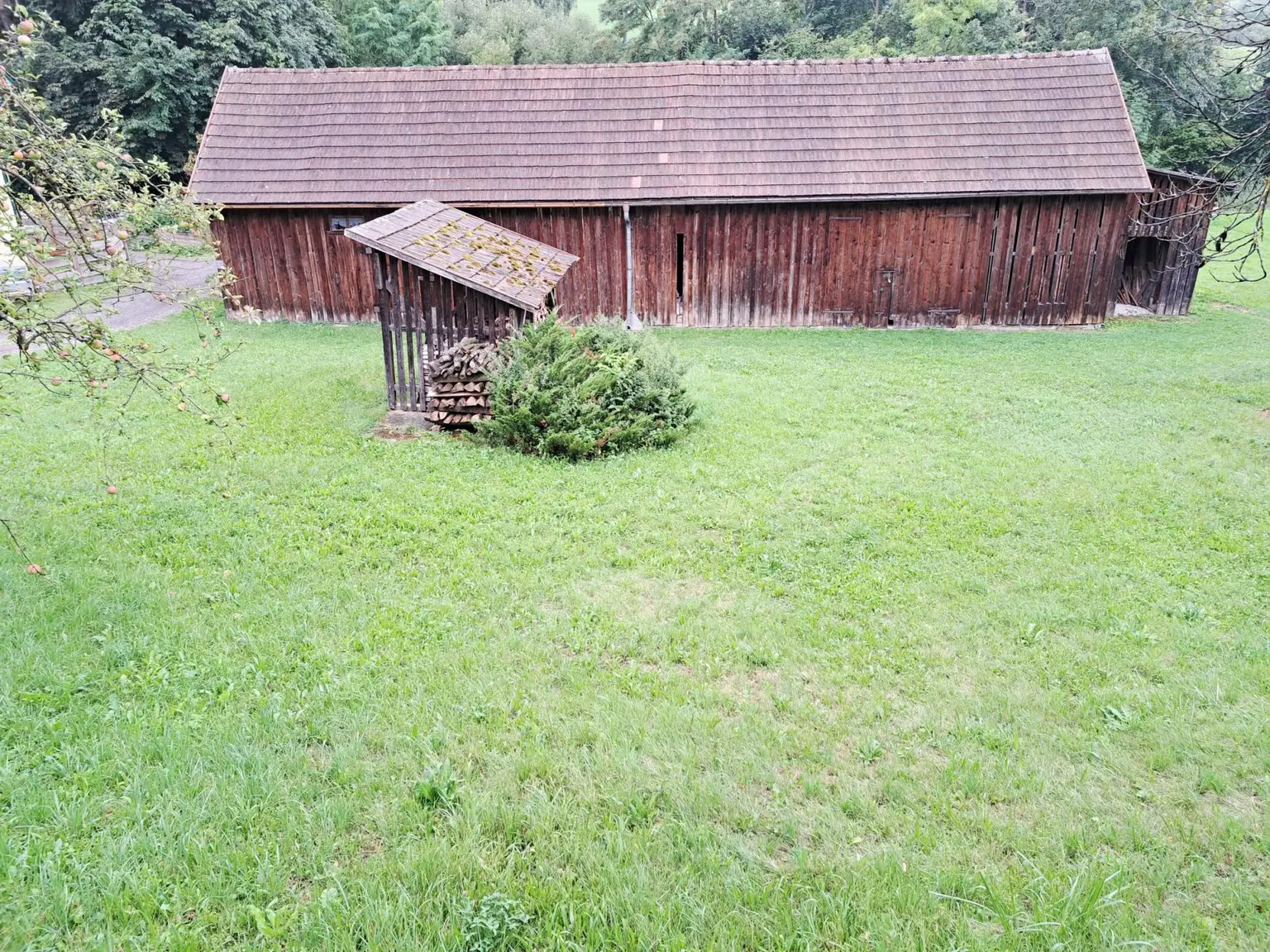 GROSSES GRUNDSTÜCK MIT SCHUPPEN