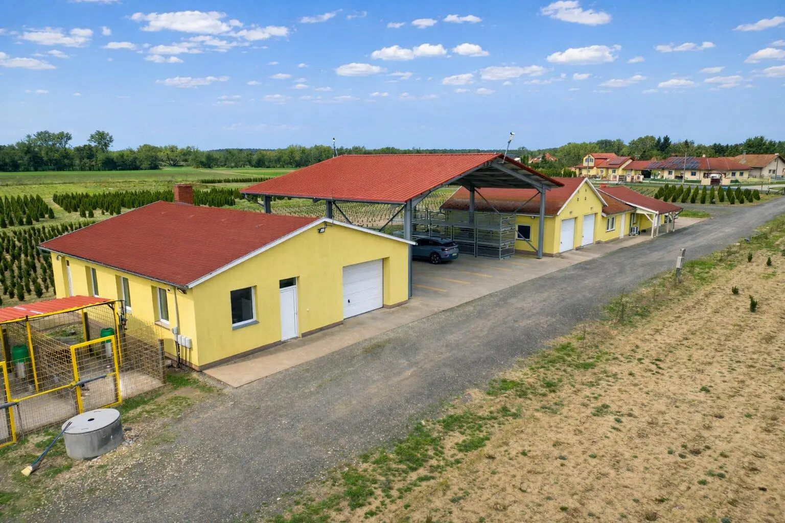 Zufahrtsbereich und befestigte Flächen