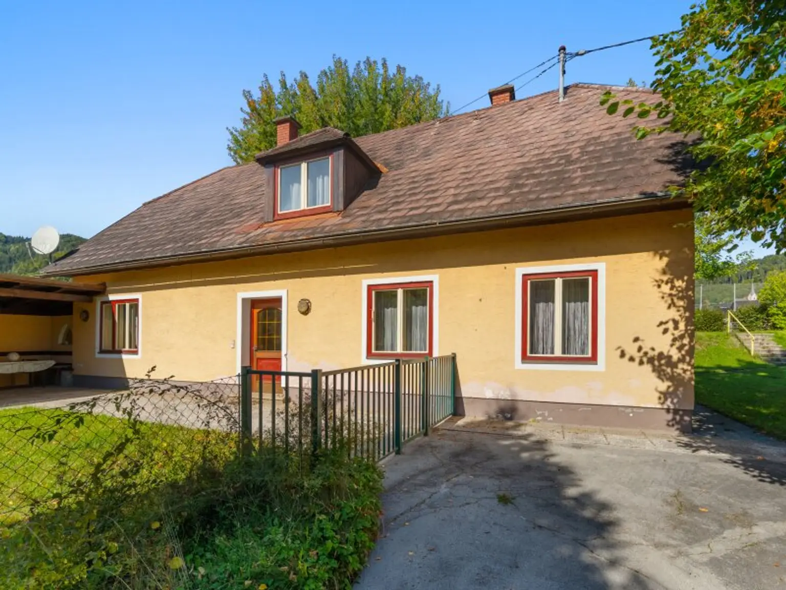 Älteres nettes 150m² Einfamilienwohnhaus mit Doppelcarport in Brückl - Super Infrastruktur