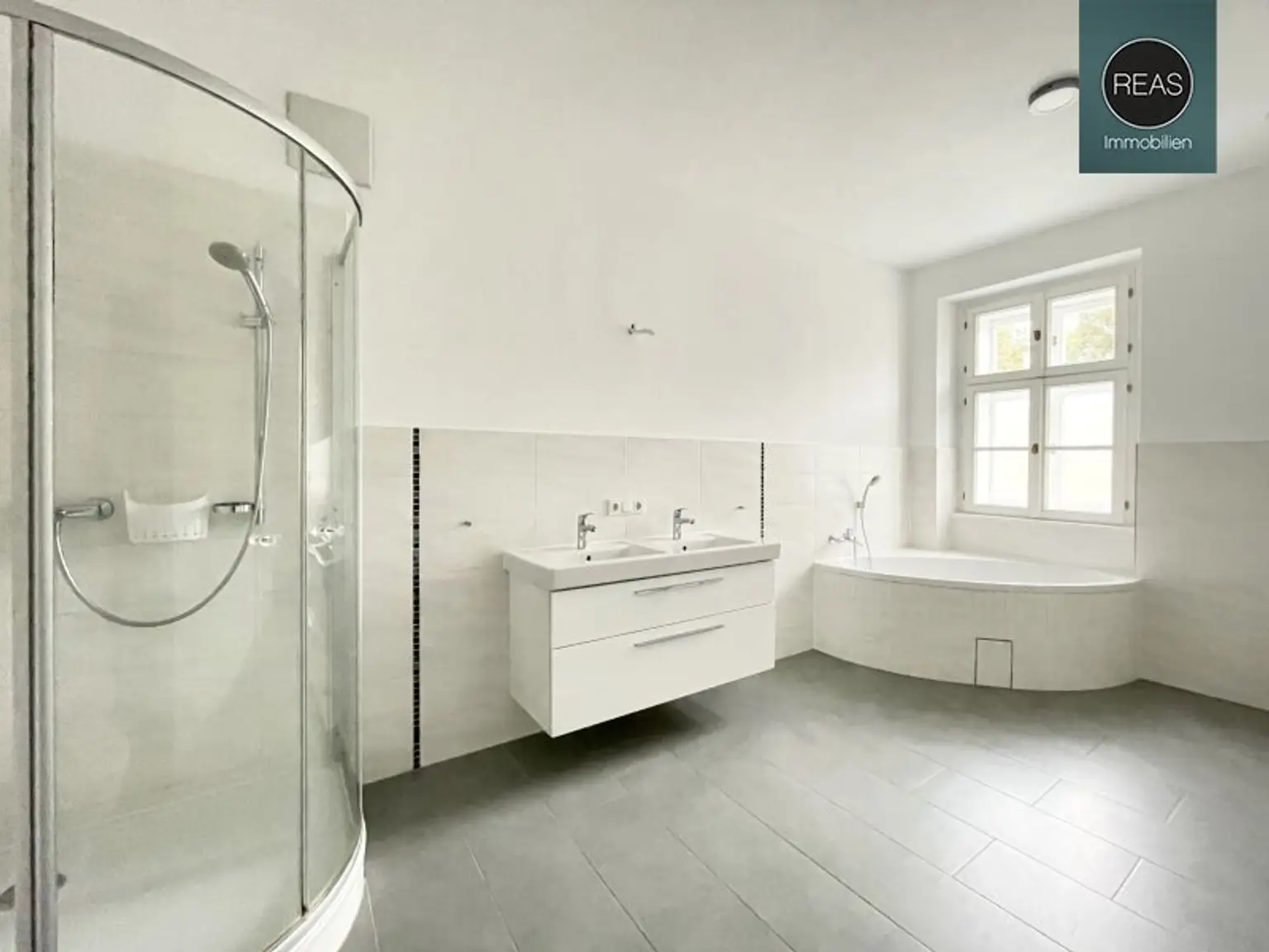 Provisionsfrei: Wunderschönes Apartment mit ruhiger Balkon-Terrasse bei der Orangerie Schönbrunn!