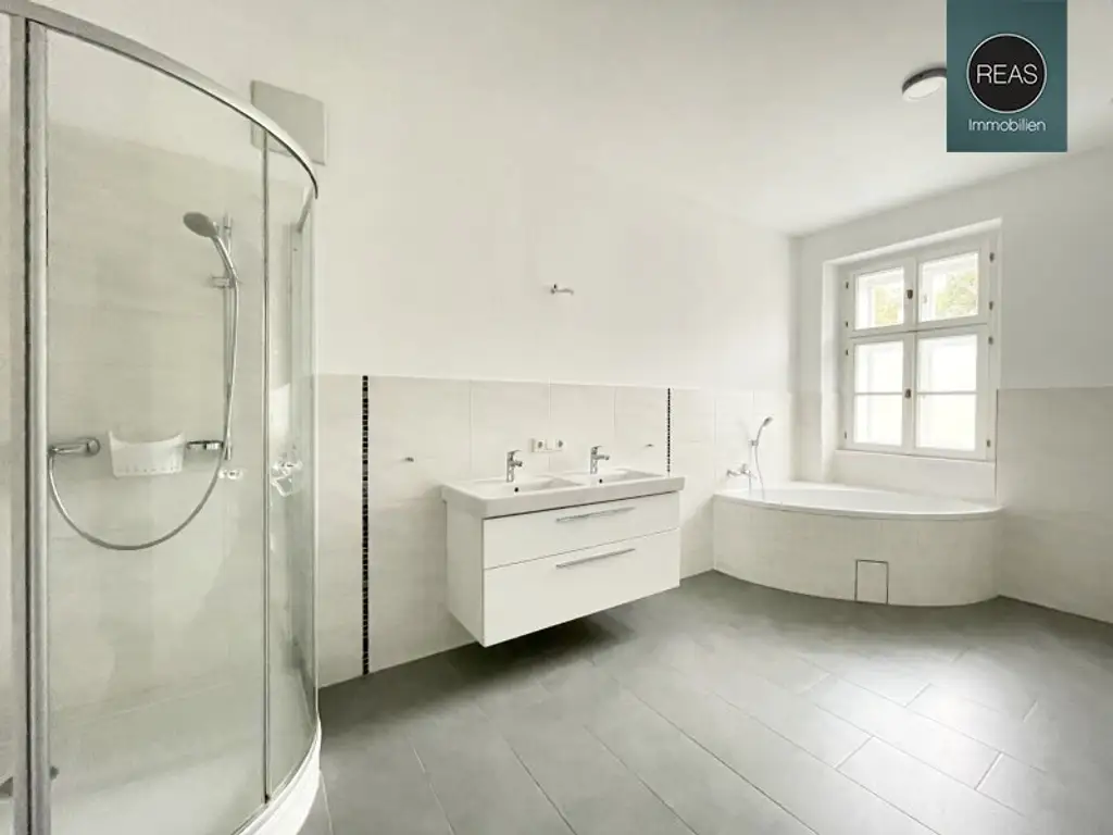 Provisionsfrei: Wunderschönes Apartment mit ruhiger Balkon-Terrasse bei der Orangerie Schönbrunn!