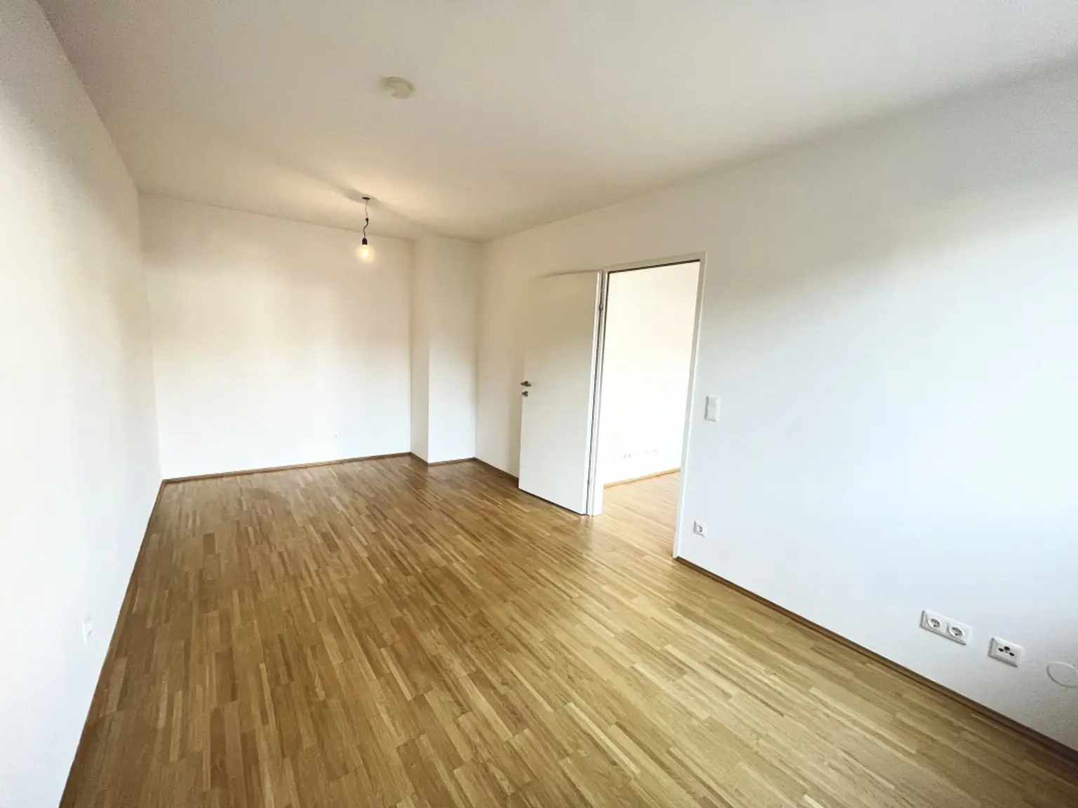 Moderne 2-Zimmer-Wohnung mit ruhiger Terrasse und Dachgarten - 
in U-Bahn-Nähe!