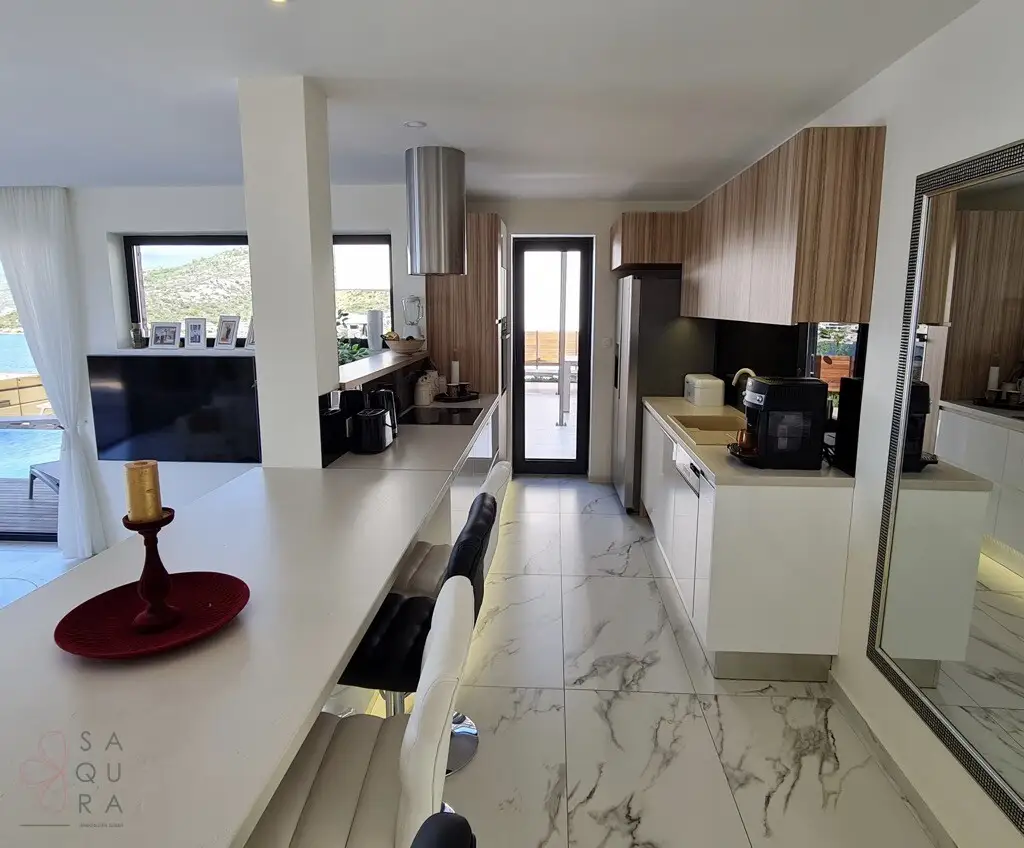 Moderne Villa mit Meerblick in Rogoznica – Eleganz und Erholung nur 80 m vom Meer