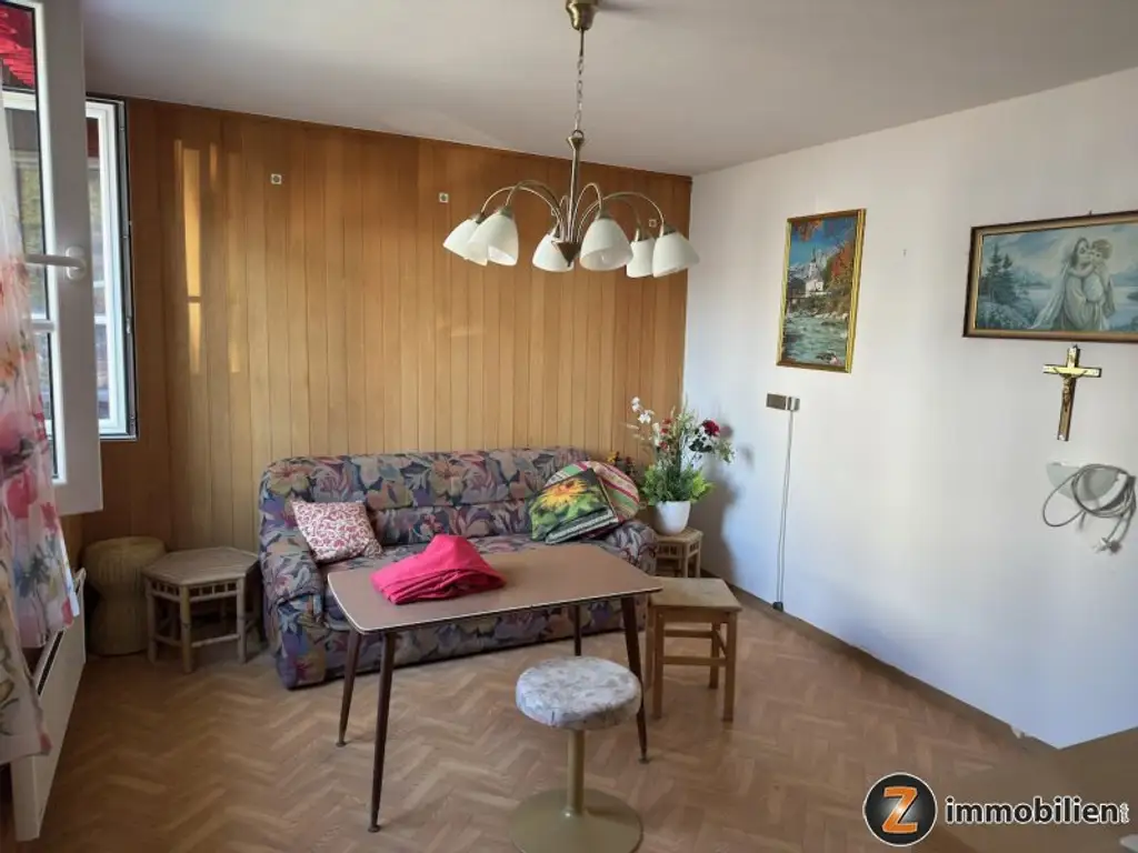 Sanierungsbedürftiges Haus mit Nebengebäuden