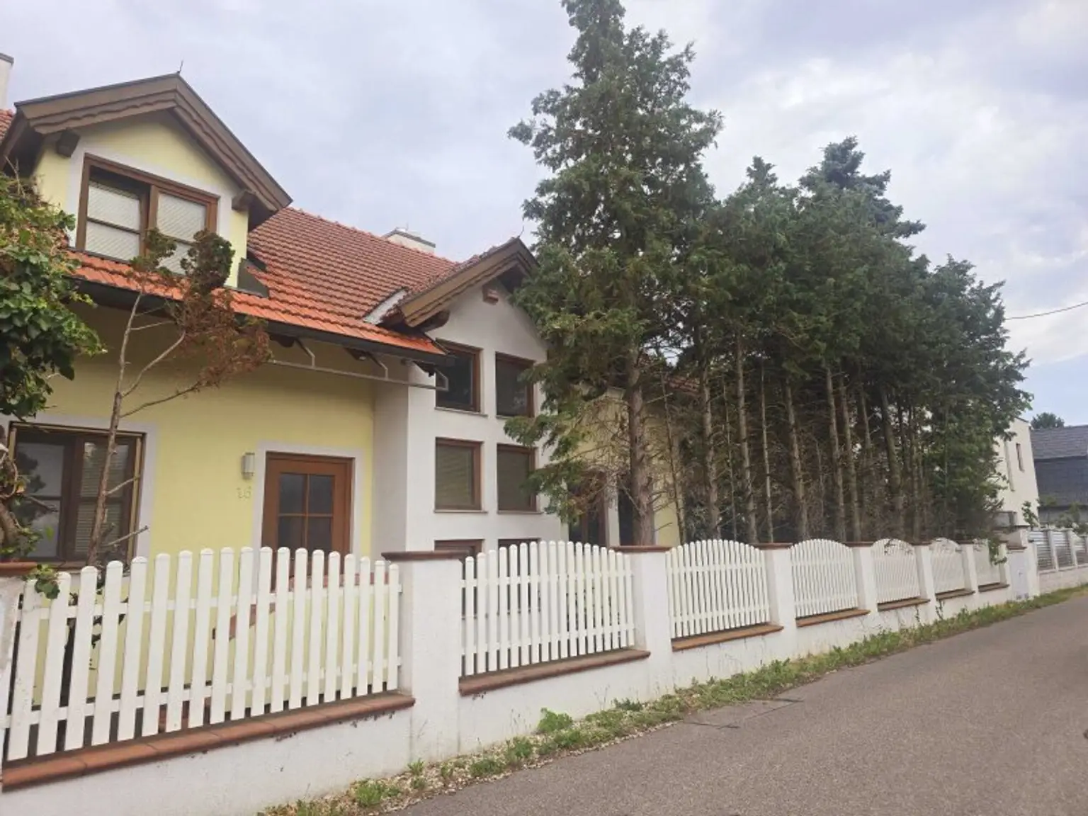Straßenseite.
