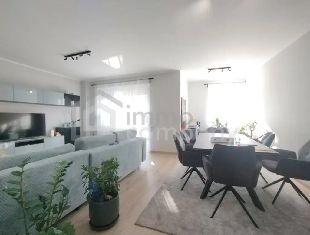 Familienwohnung mit 4 Zimmern im Zentrum mit großer Terrasse / eigene Garage - generalsaniert!