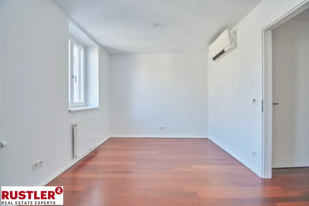 TRAUMHAFTE DG-WOHNUNG MIT BLICK AUF DIE KARLSKIRCHE!