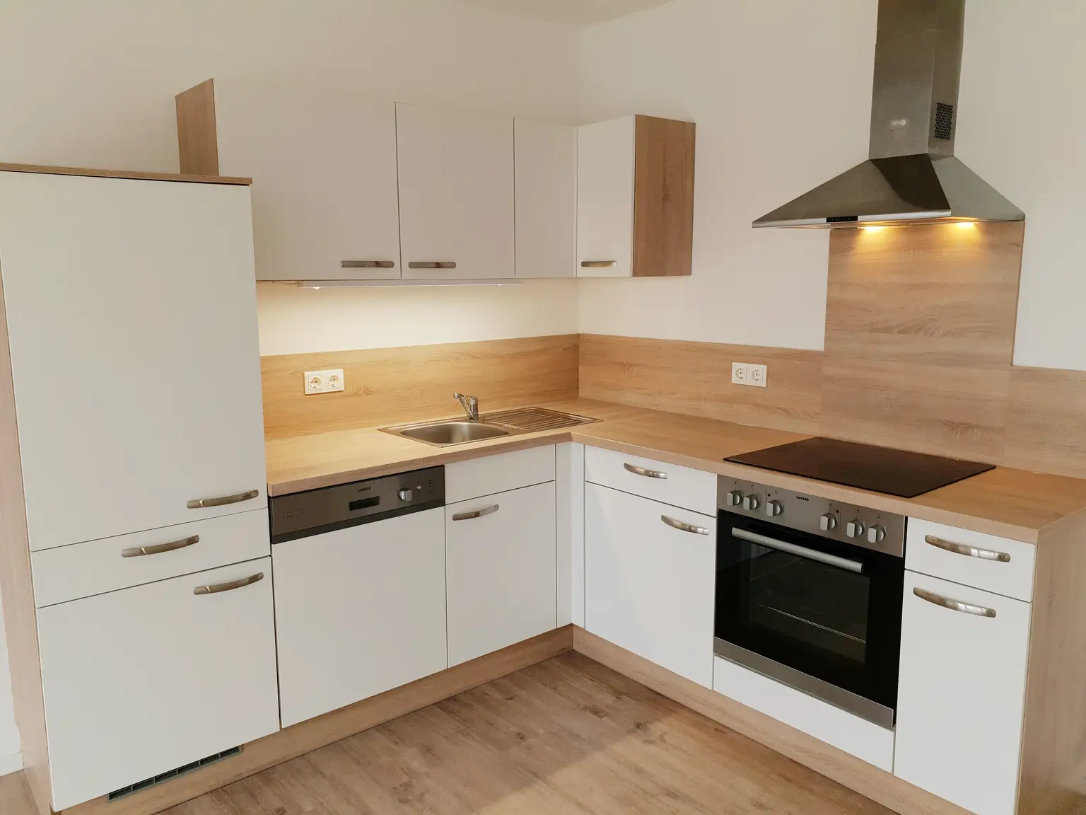 Neuwertige 3 Zimmer Wohnung mit Balkon + 2 Parkplätzen!!