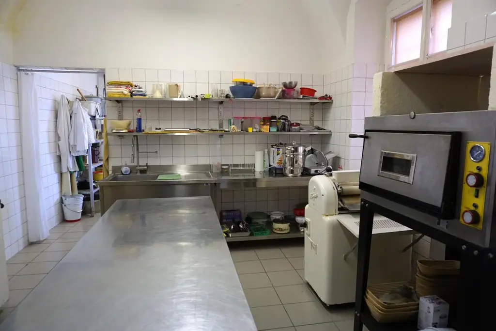 Ladenlokal mit großzügigen Arbeitsräumen und Kühlhäusern auf ca. 100m2