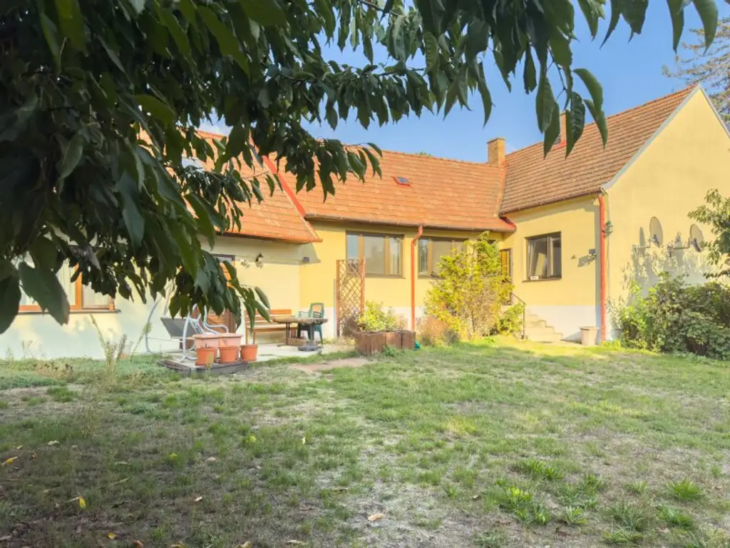 DREIKANTHOF IN ZENTRALER GRÜNLAGE - 1.300 m² Grundfläche - 180 m² Scheunen