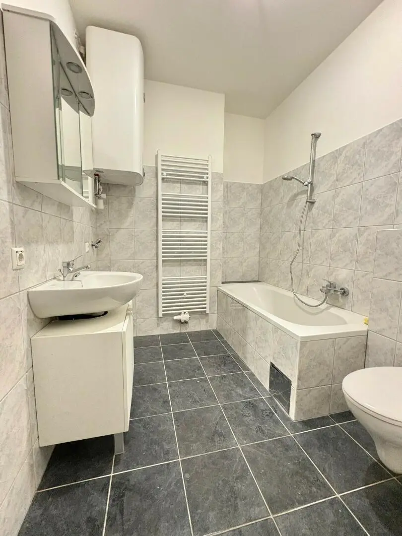 Bad mit Wanne, WC und Waschmaschinen-Anschluss