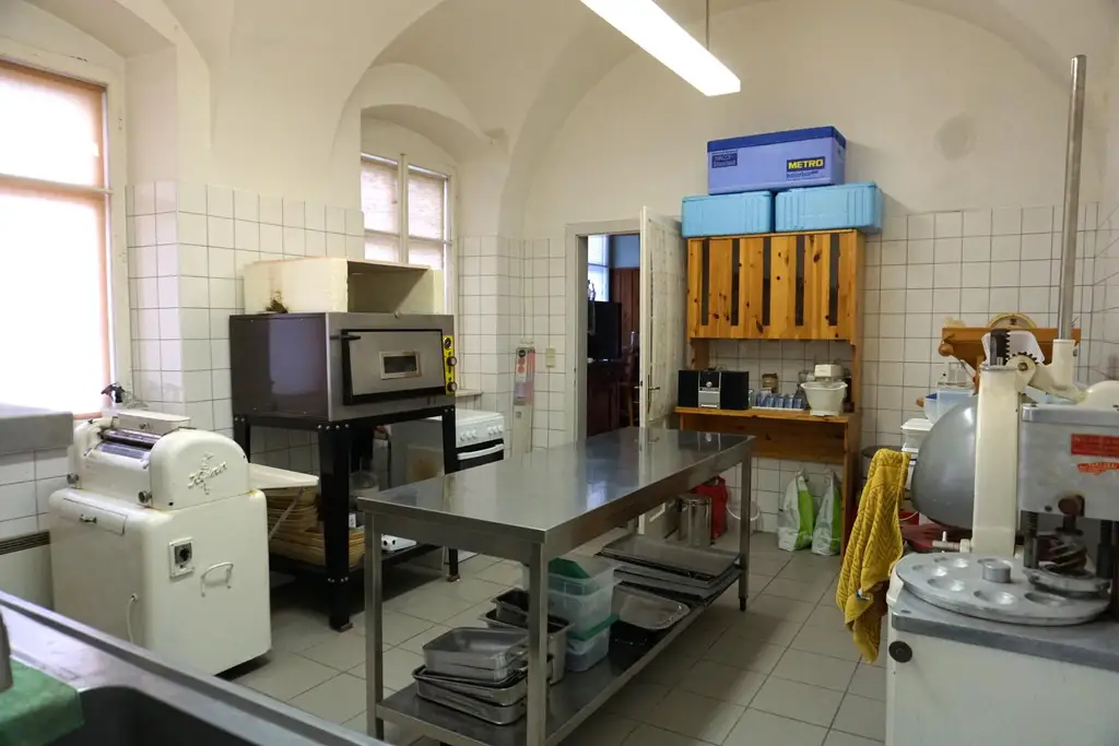 Ladenlokal mit großzügigen Arbeitsräumen und Kühlhäusern auf ca. 100m2