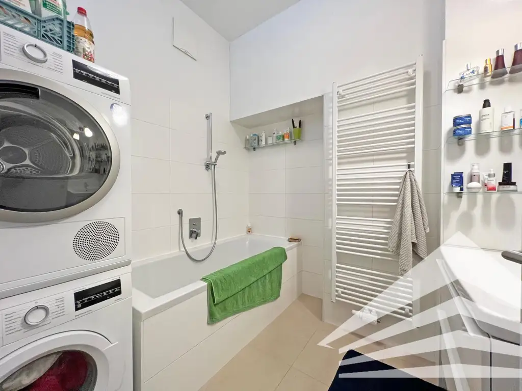 Stilvolle 3 Zimmer-Altbauwohnung mit DAN-Küche an der Donaulände