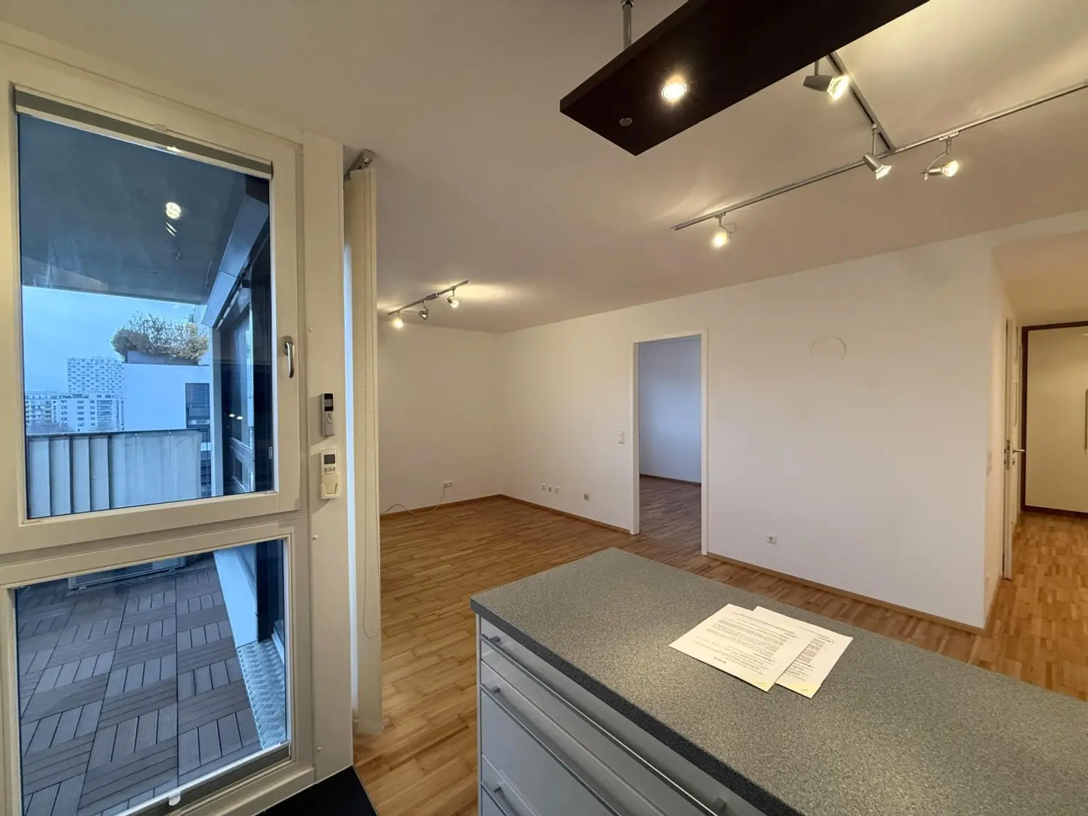 Wohn- / Essküche, klimatisiert / Deckenleuchten