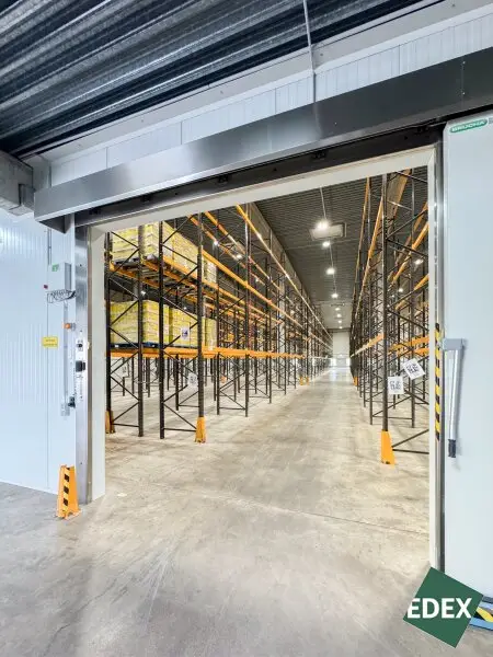 Modernes Regallager (9,5m RH) an der S33