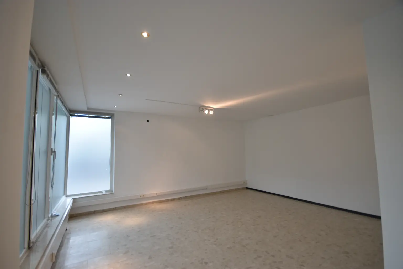 "SCHALLMOOS - Einzigartiges Atelier/Büro mit Wohnmöglichkeit und PKW-Stellplatz nähe Bahnhof"
