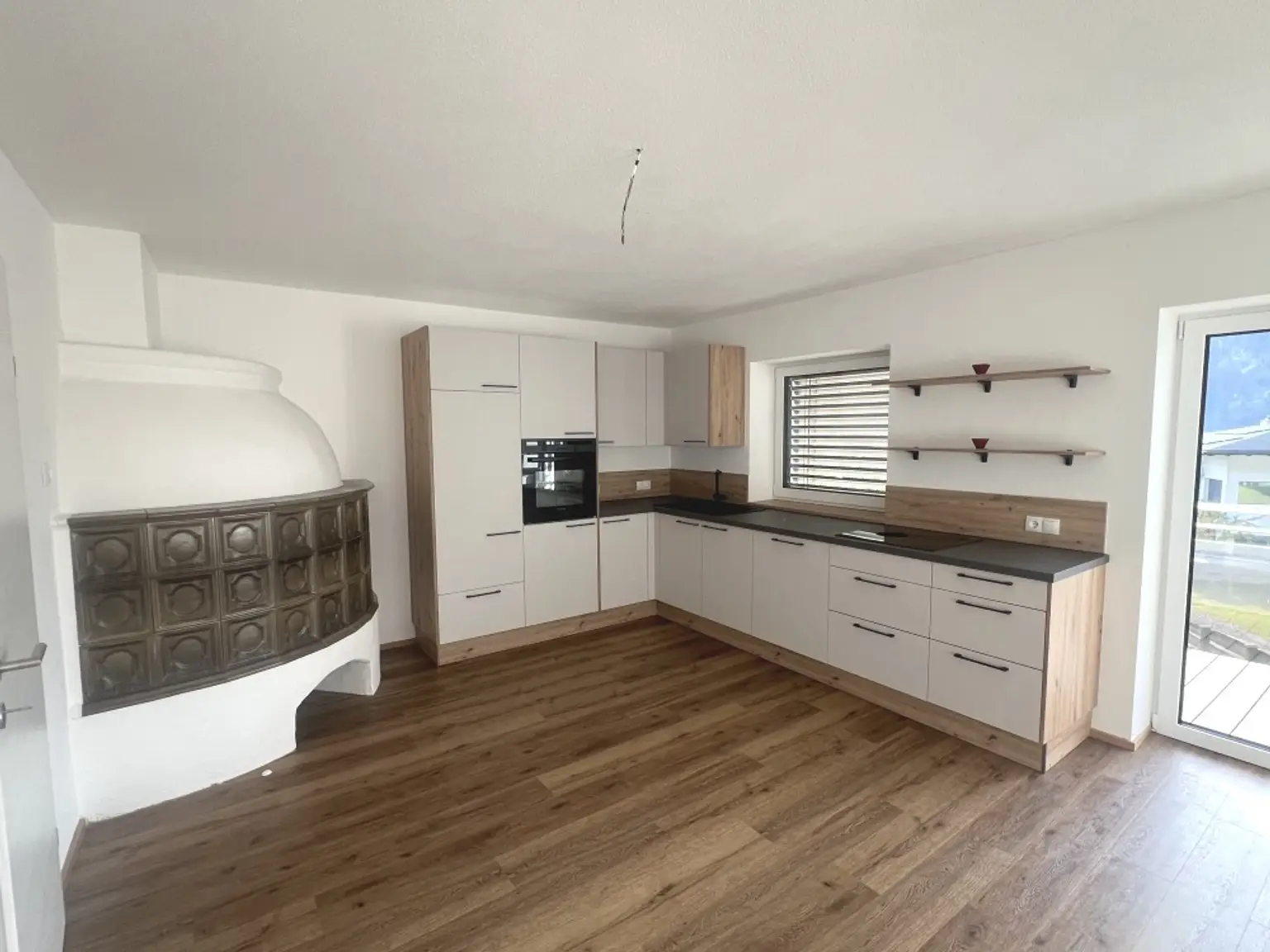 Erdgeschosswohnung mit Balkon und Kachelofen