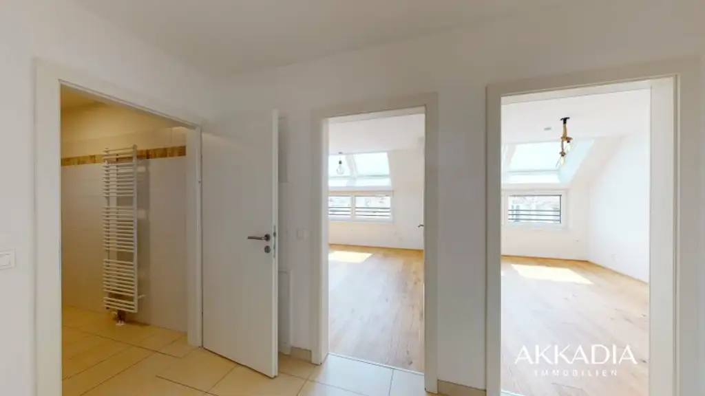 Moderne Dachgeschosswohnung, klimatisiert und gut geschnitten
