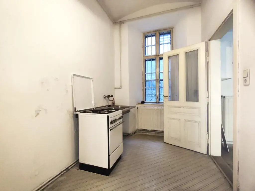 SÜDSEITIG : Stilaltbau beim Walter-Beck-Platz