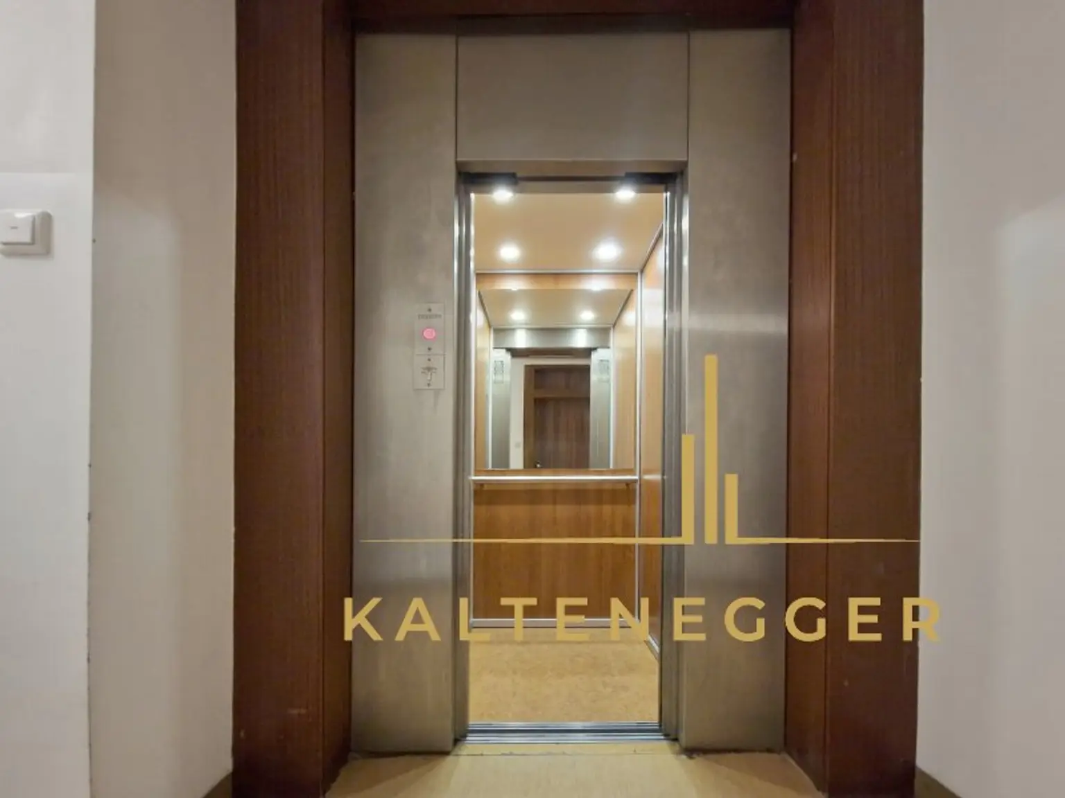 Personenlift, fährt auch direkt in den Keller