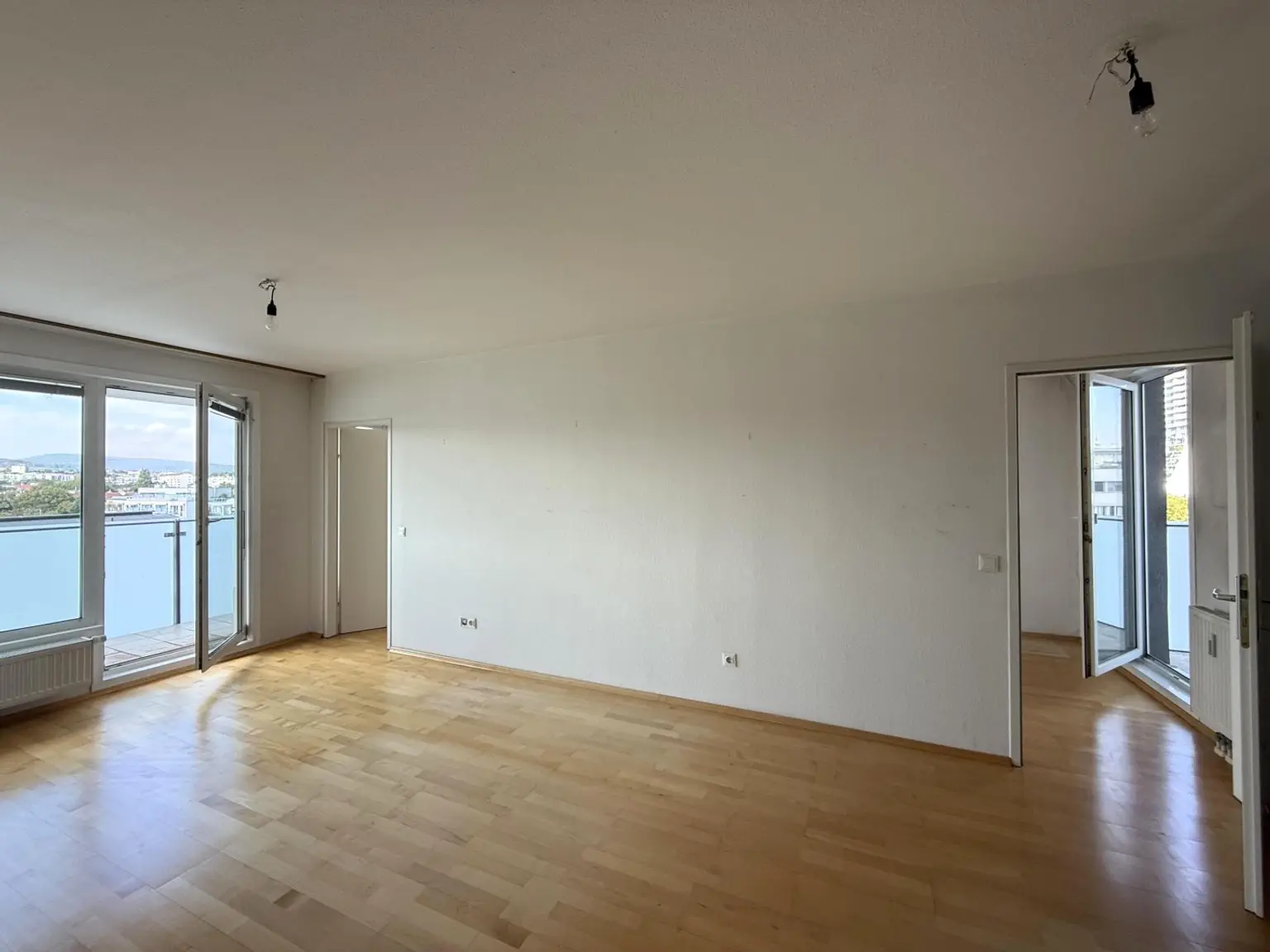 Eine helle, renovierungsbedürftige 3-Zimmer Wohnung // A bright 3-room apartment in need of renovation //