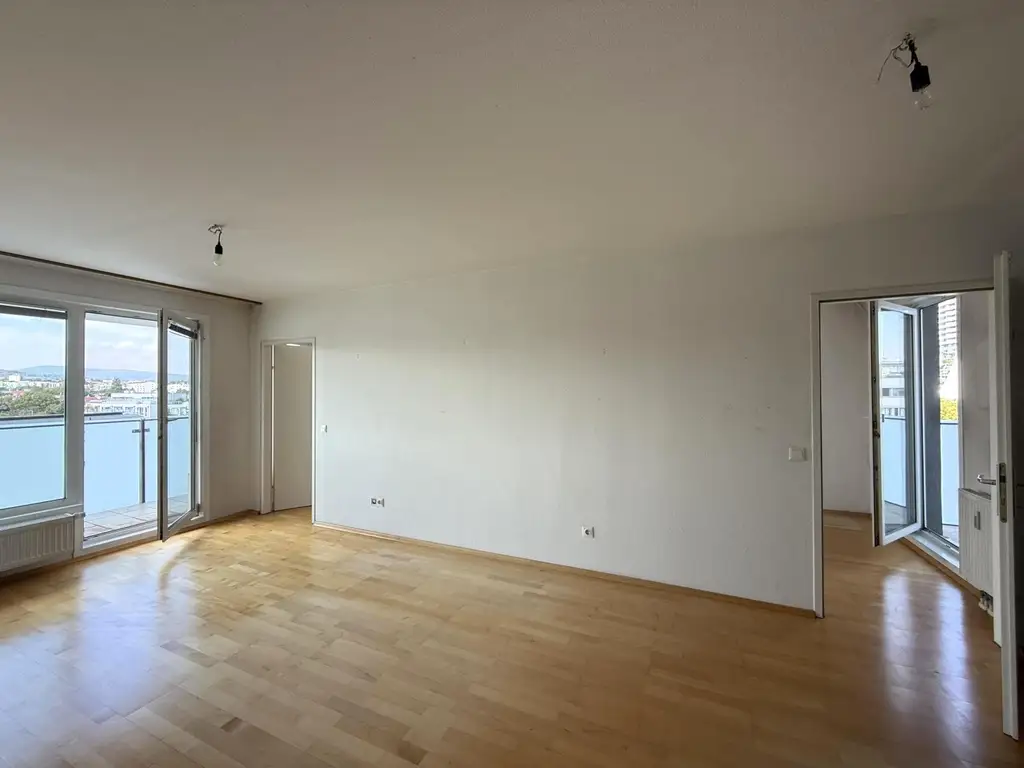 Eine helle, renovierungsbedürftige 3-Zimmer Wohnung // A bright 3-room apartment in need of renovation //