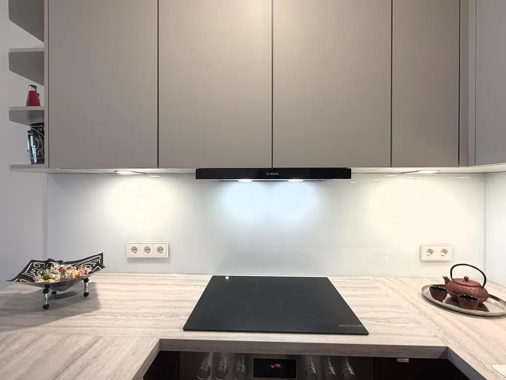 Kleine Perle im ultramodernen Wohnhaus mit Pool am Dach zu mieten // Small gem in an ultra-modern apartm. building with pool on the roof for rent //