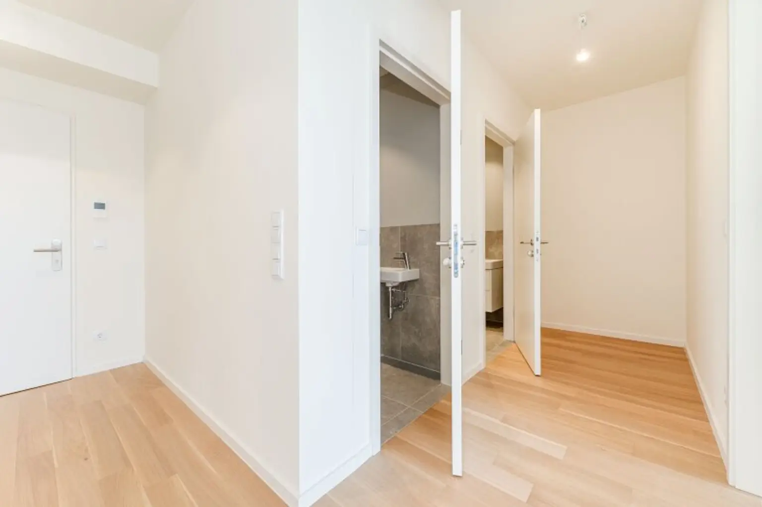 Ab Oktober! Erstbezug! Klimatisierte 2-Zimmer-Balkonwohnung inkl. Stellplatz zu vermieten!