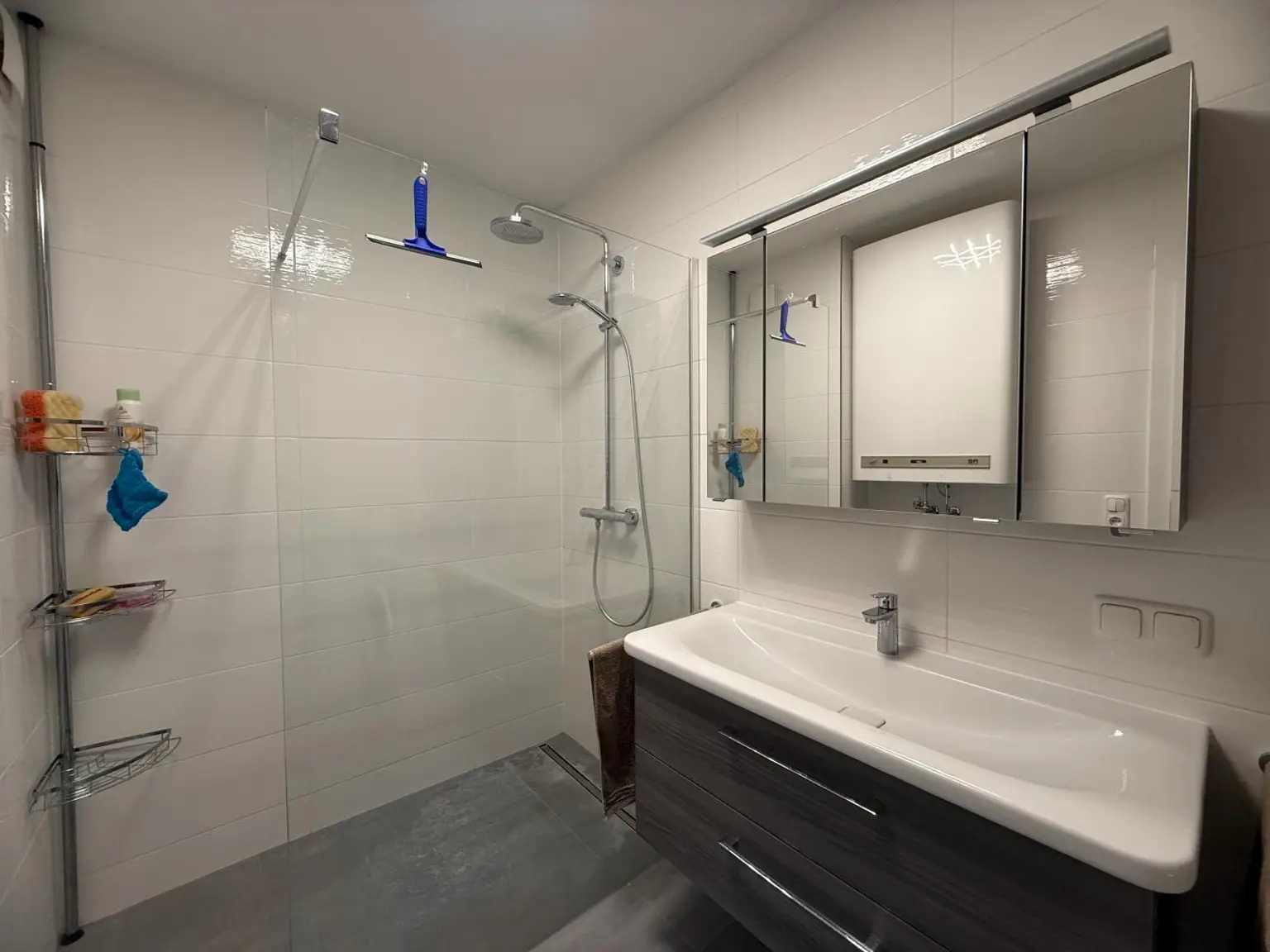 *** Hochwertig möbliert & top saniert: Stilvolle 74m²-Wohnung mit Loggia in ruhiger Lage + Carport ***