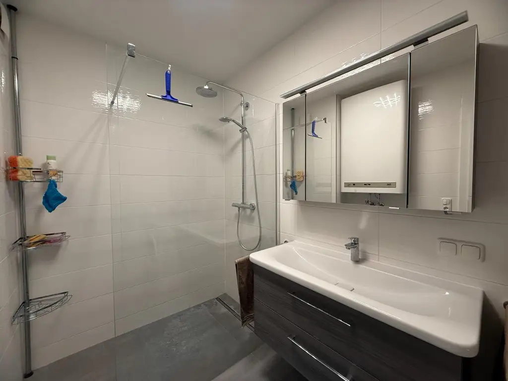 *** Hochwertig möbliert & top saniert: Stilvolle 74m²-Wohnung mit Loggia in ruhiger Lage + Carport ***