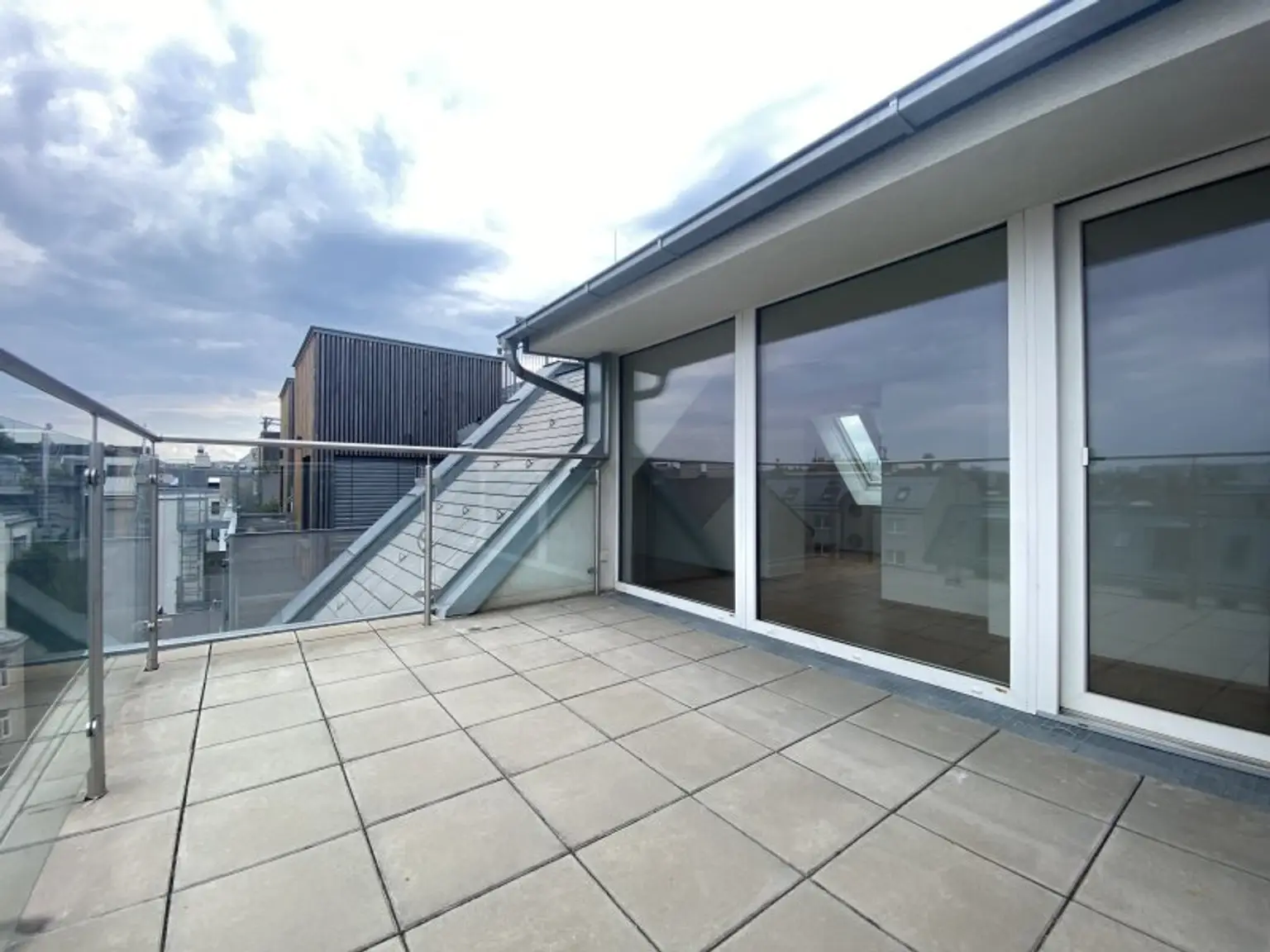 Klimatisierte Dachterrassenwohnung - schöne Terrasse nach Osten - Nahe U1-Keplerplatz