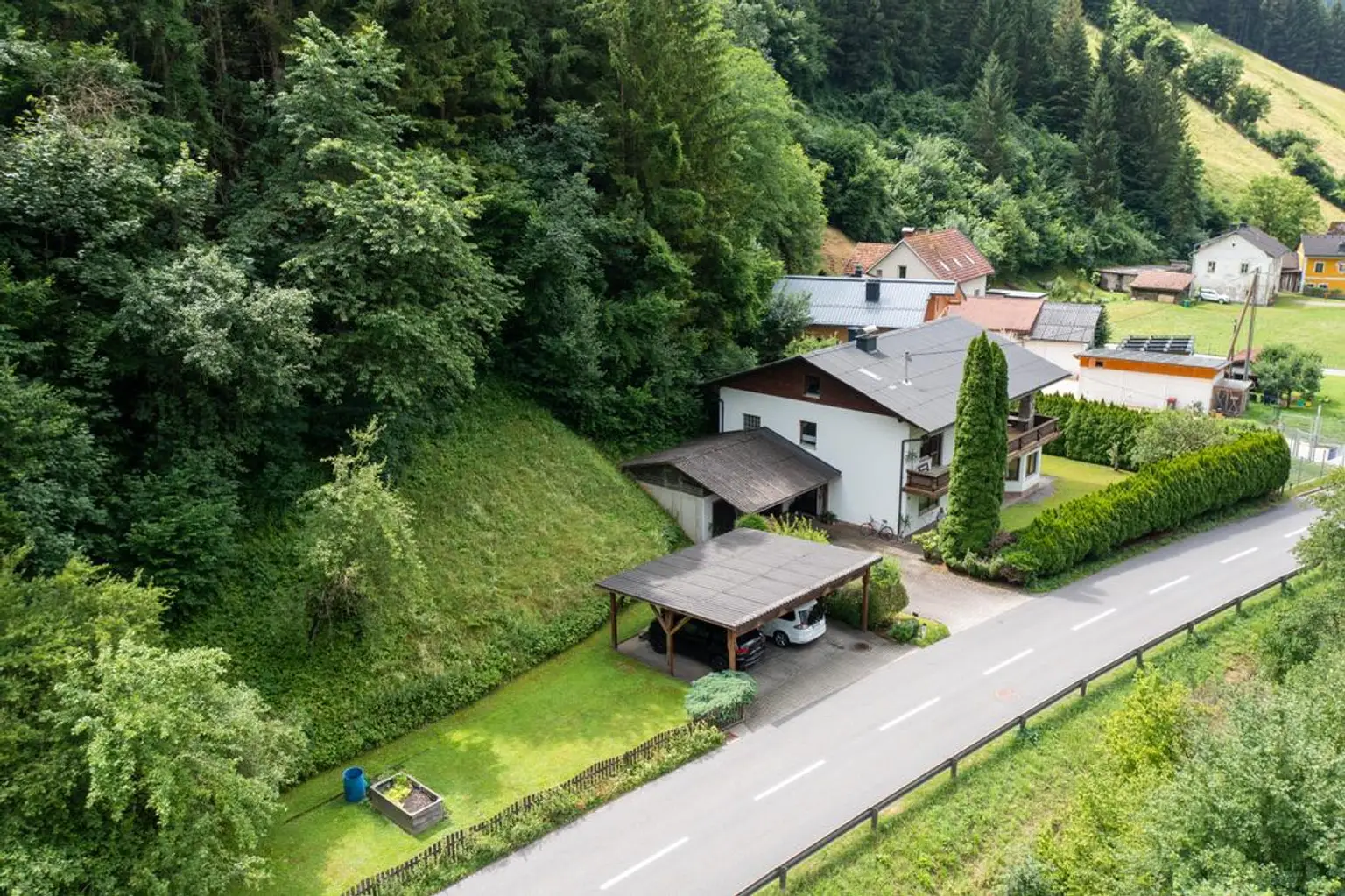 WOHNEN IM GRÜNEN – 242 m² WOHN-NUTZFLÄCHE – 3.903 m² GRUNDSTÜCK! Charmantes Einfamilienhaus voller Potenzial und zahlreicher Gestaltungsmöglichkeiten!