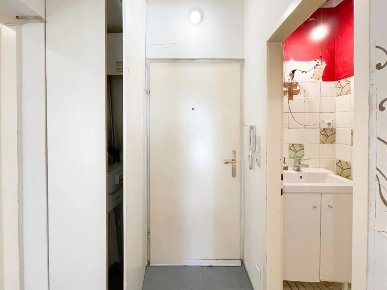 NÄHE AUGARTEN: 2,5-Zimmer-Altbauwohnung mit großem Gestaltungspotenzial beim Wallensteinplatz
