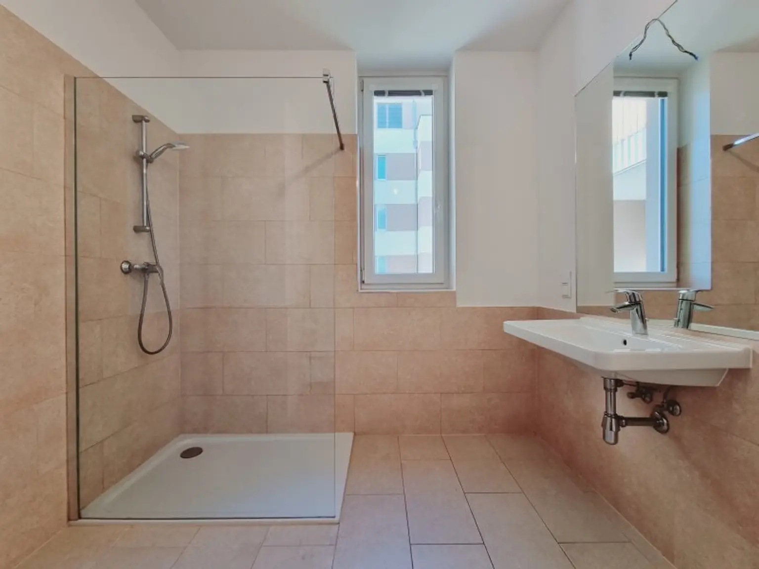 Tageslichtbadezimmer + WC