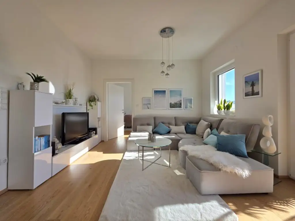 Neuwertige Jungfamilienwohnung mit sonnigem Balkon!