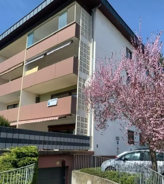 Günstig - Helles Büro oder auch Eigentumswohnung in Zentraler Lage!