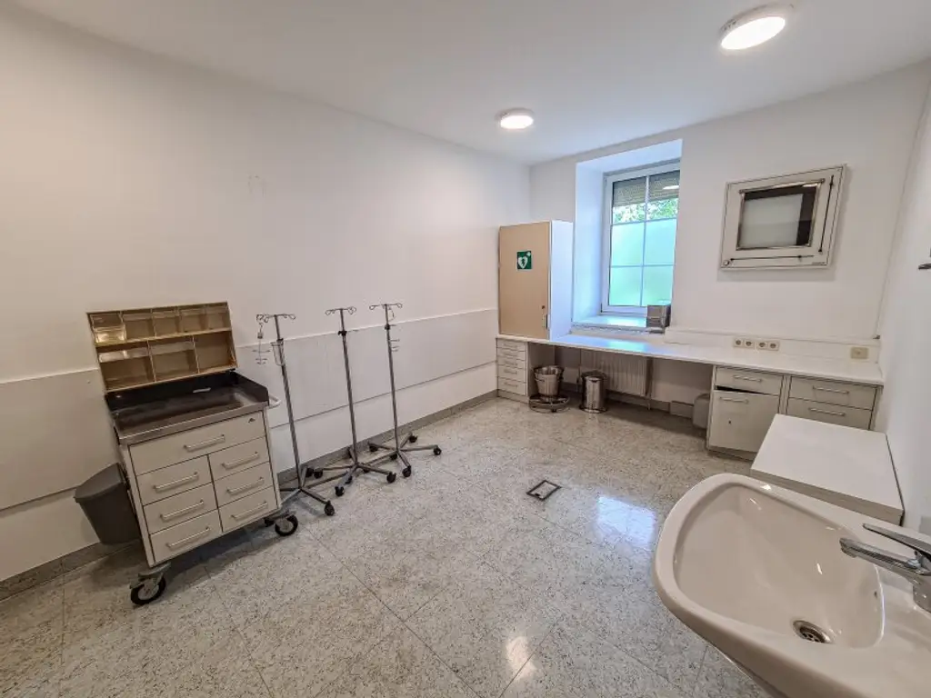 *** BARRIEREFREI *** Praxis am Josefsplatz - 5 Behandlungszimmer auf 170m²