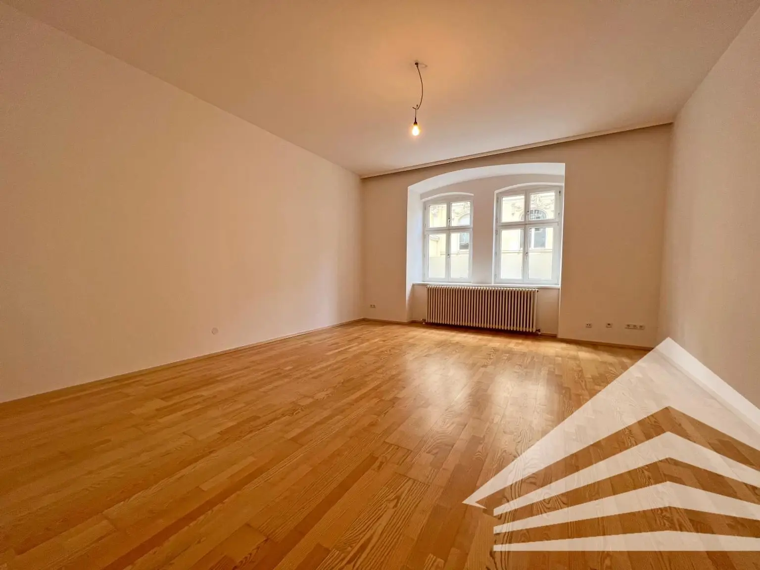 Renovierte 3 Zimmer-Altbau-Wohnung mit Küche in bester City-Lage - Nähe Landstraße