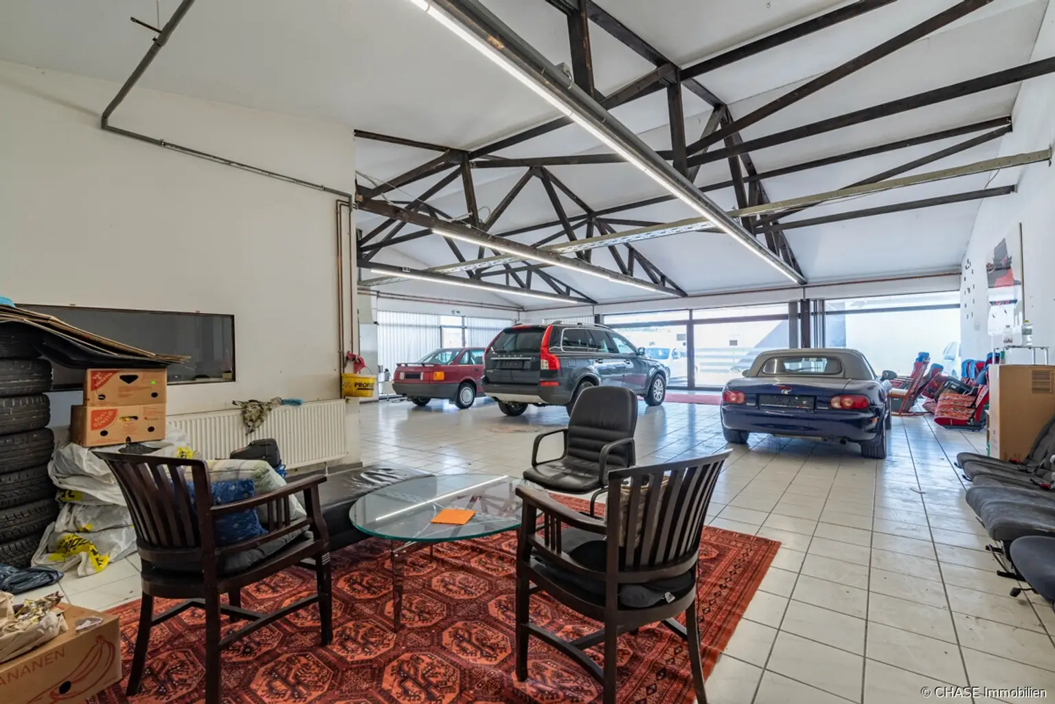 Autohaus Rechts - Ladenfläche Ansicht 4