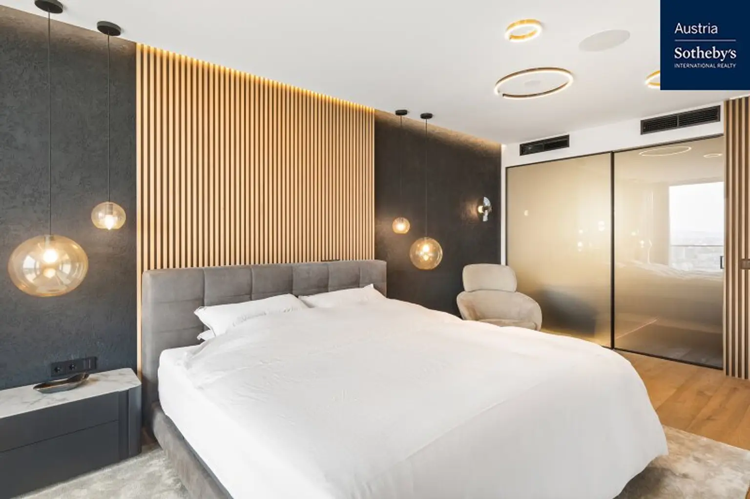 Luxuriöses Penthouse im TrIIIple: Ein Meisterwerk der Innenarchitektur und Technik