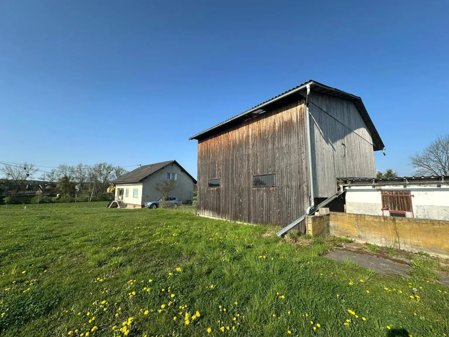 Einfamilienhaus mit Stall und Wirtschaftsgebäude i