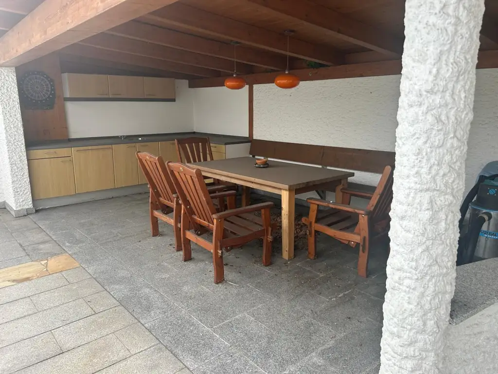 2 Familienhaus mit Pool und Outdoorküche/Poolhaus - Garage für 3 Autos -SOFORT VERFÜGBAR-DACHBODEN AUSBAUBAR