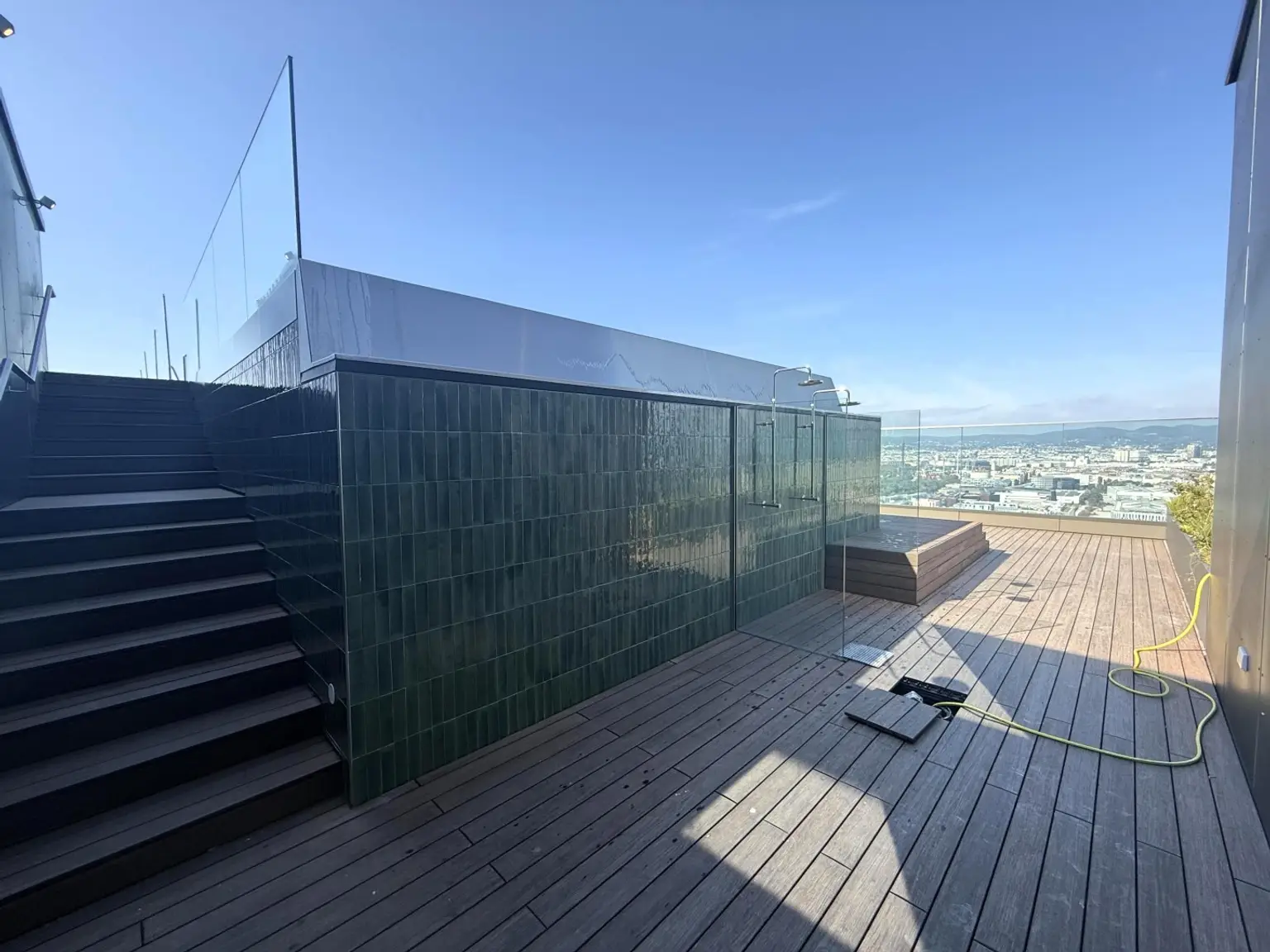Kleine Perle im ultramodernen Wohnhaus mit Pool am Dach zu mieten // Small gem in an ultra-modern apartm. building with pool on the roof for rent //