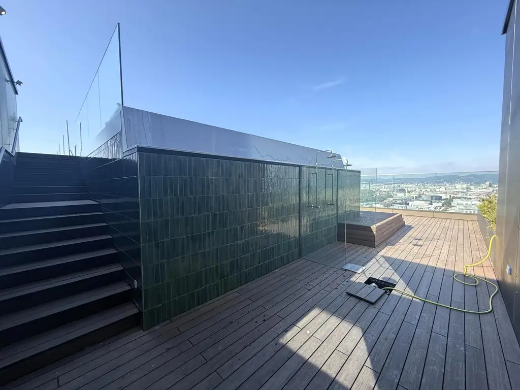 Kleine Perle im ultramodernen Wohnhaus mit Pool am Dach zu mieten // Small gem in an ultra-modern apartm. building with pool on the roof for rent //