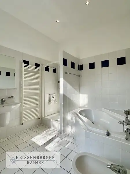 BELETAGE IN ALTHIETZING /// UNTER ST. VEIT /// GROSSZÜGIGE ALTBAUWOHNUNG