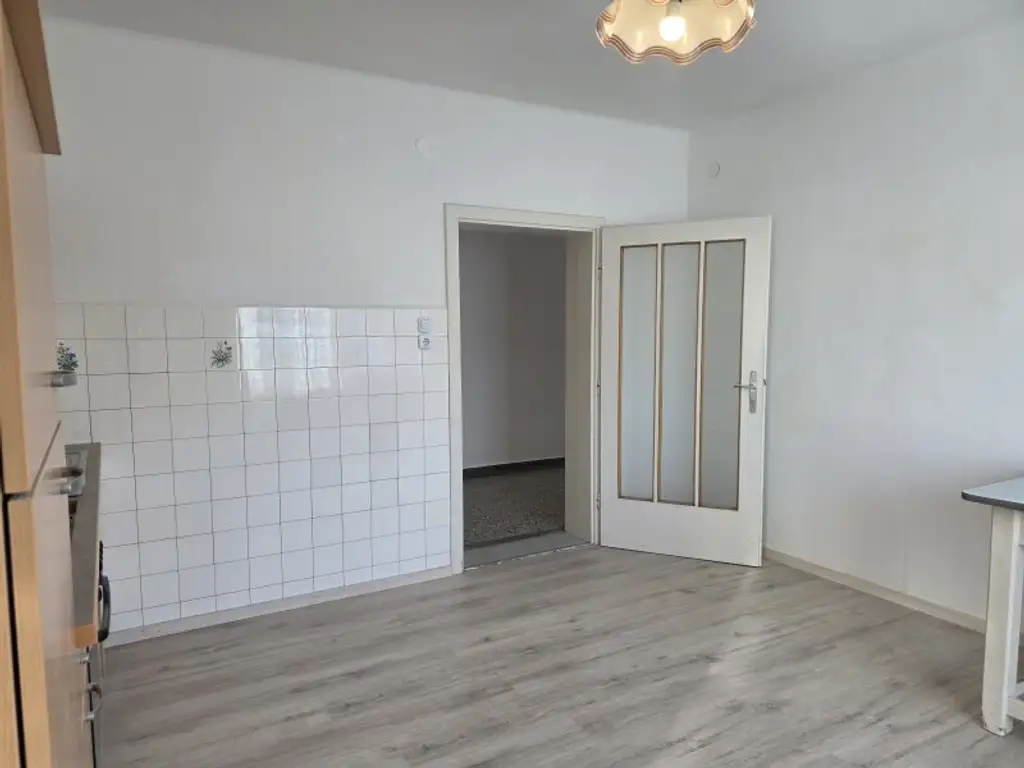 „NUR 25 MINUTEN von WIEN!“ EIN- ODER ZWEIFAMILIENHAUS – schönes ECKGRUNDSTÜCK