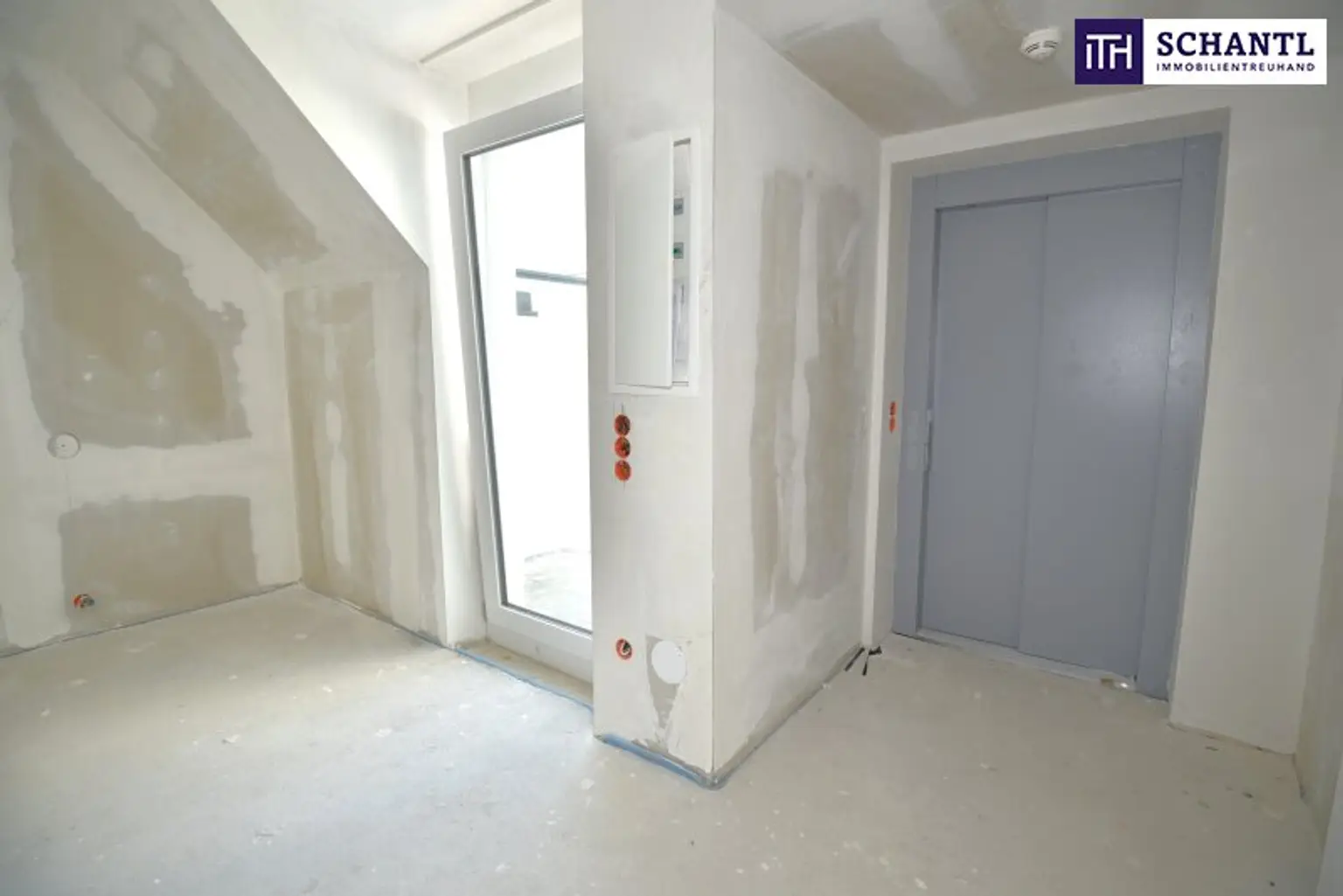 Exklusives Familienparadies über den Dächern – Stilvolle 4-Zimmer-Dachgeschosswohnung mit zwei Terrassen + moderner Luftwärmepumpe + Klimaanlage