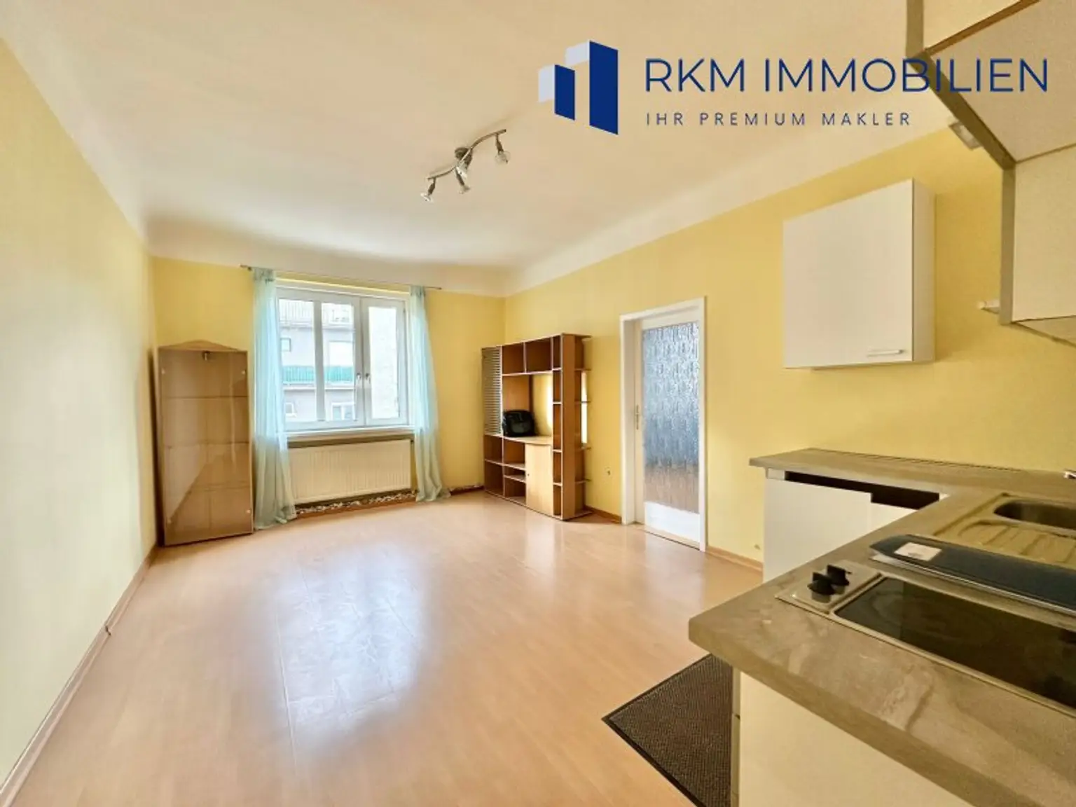 Wohnbereich_m_Kueche_2