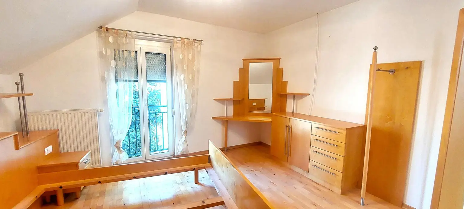 Großzügige Villa mit mehreren Wohneinheiten für viele Nutzungen