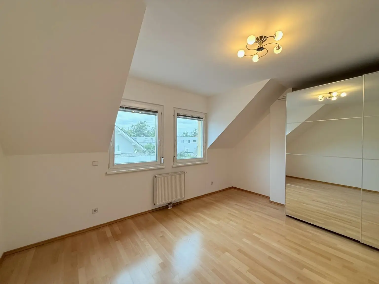 4- Zimmer Familienhit mit zwei Stellplätzen und Garten